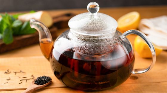 How to prepare and apply a black tea rinse effectively